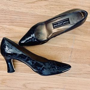 VINTAGE! Stuart Weitzman Point Toe Pumps Crocodile